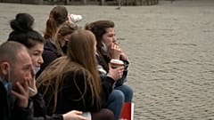 Junge Menschen sind in der Impfreihenfolge in vielen Ländern zuletzt dran.