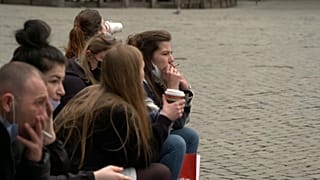 Junge Menschen sind in der Impfreihenfolge in vielen Ländern zuletzt dran.