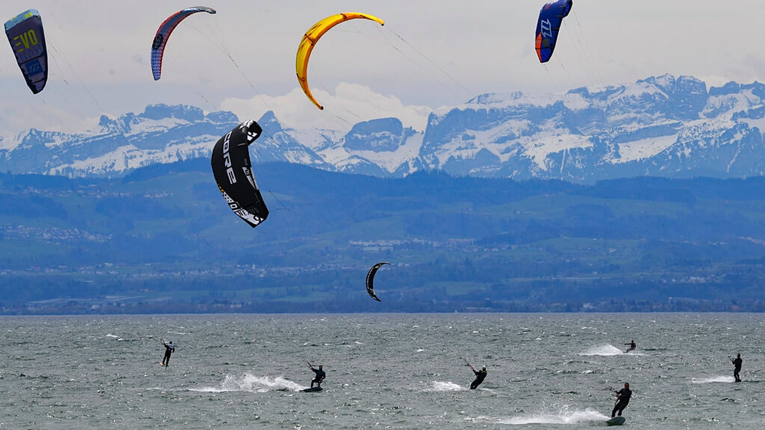 Kitesurfer am Bodensee - im Hintergrund die Schweizer Berge