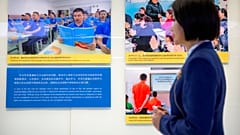 Çin Sincan bölgesindeki kamplarda mesleki eğitim veridliğini ileri sürüyor