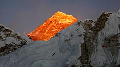 Nepal'deki Kalapatthar'dan zirvenin görünüşü