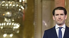 Az osztrák kancellár egyik áprilisi sajtóértekezletén, a bécsi kormányülés közben