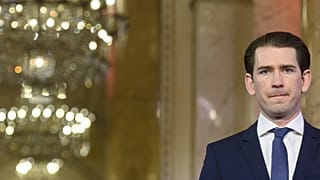 Az osztrák kancellár egyik áprilisi sajtóértekezletén, a bécsi kormányülés közben