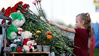 У 175-ой школы в Казани - мемориал в память о жертвах