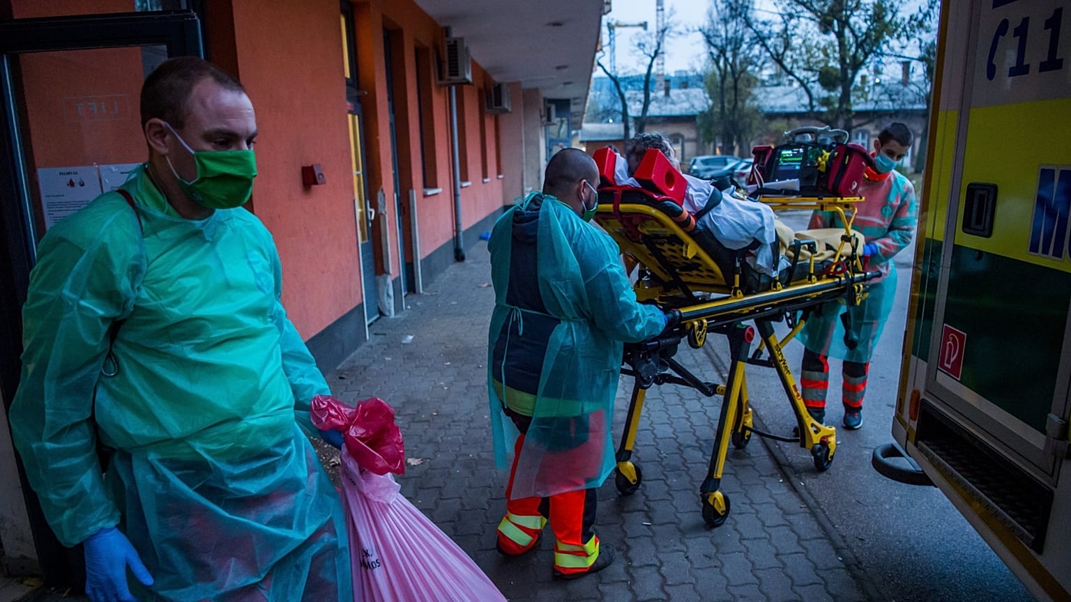Lélegeztetett beteg elszállítása a fővárosi Szent László Kórházból tavaly novemberben