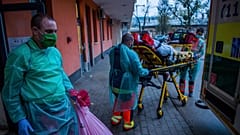 Lélegeztetett beteg elszállítása a fővárosi Szent László Kórházból tavaly novemberben