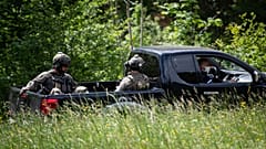 Gendarmi impegnati nella ricerca dell'uomo accusato di un duplice omicidio a Plantiers, in Francia