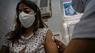 كوبا تطلق حملة التطعيم ضد كوفيد -19 باستخدام لقاحين محليي الصنع