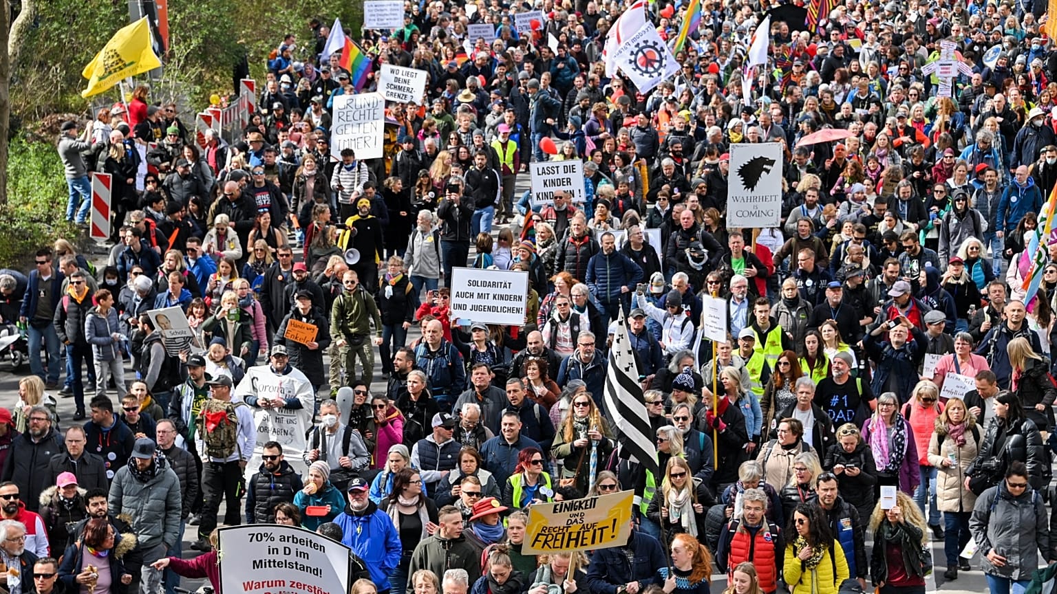 Német vírustagadó és oltásellenes tüntetés Stuttgartban, áprilisban