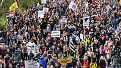 Német vírustagadó és oltásellenes tüntetés Stuttgartban, áprilisban