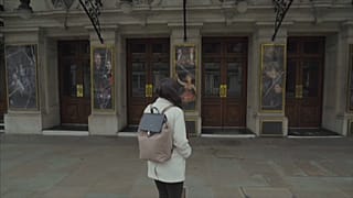 La cantante portuguesa Lara Martins frente a un teatro londinense cerrado