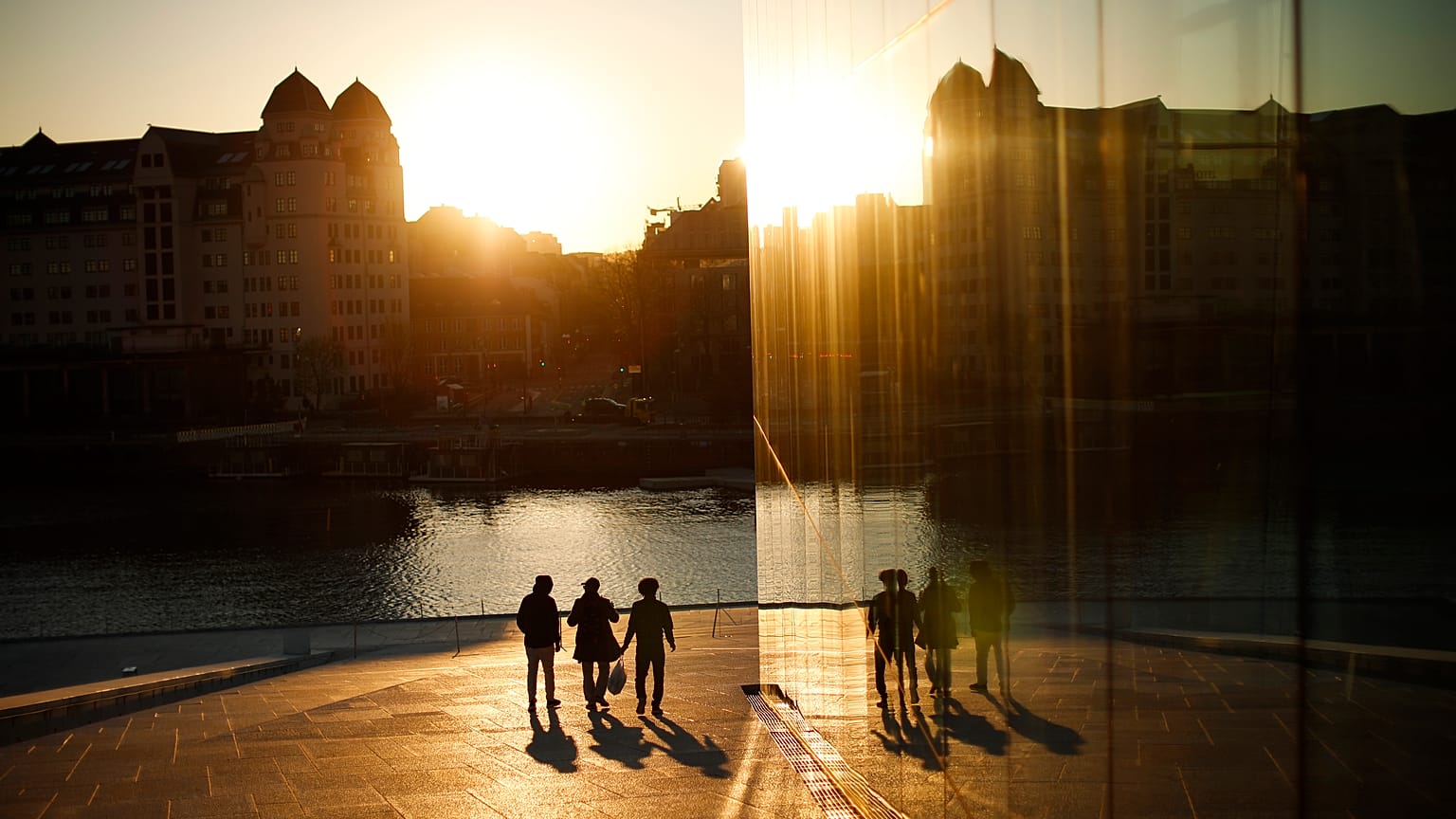 Devant l'opéra à Oslo, le 26 avril 2021