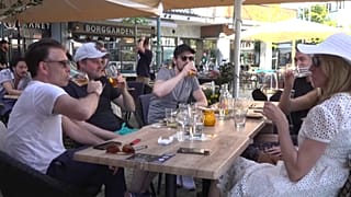 Jóvenes noruegos en una terraza