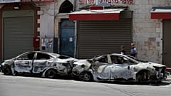 سيارتان أتت عليهما النيران بعد اشتباكات بين يهود متطرفين وفلسطينيين في مدينة اللد وسط إسرائيل. 11/05/2021