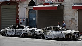 سيارتان أتت عليهما النيران بعد اشتباكات بين يهود متطرفين وفلسطينيين في مدينة اللد وسط إسرائيل. 11/05/2021