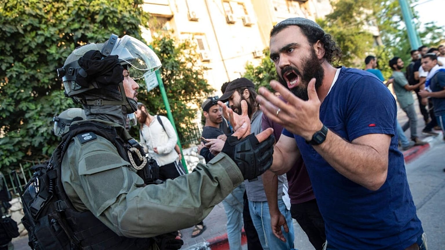 درگیری یکی از هواداران راست افراطی اسرائیل با پلیس ضدشورش