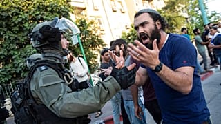 درگیری یکی از هواداران راست افراطی اسرائیل با پلیس ضدشورش