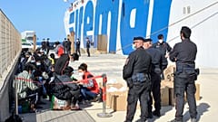 Junge Bootsmigranten warten auf Lampedusa auf ihren Transfer nach Sizilien