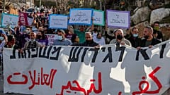فلسطينيون وإسرائيليون ونشطاء أجانب يرفعون لافتات ضد التهجير القسري لعائلات مقدسية بحي الشيخ جراح. 09/04/2021