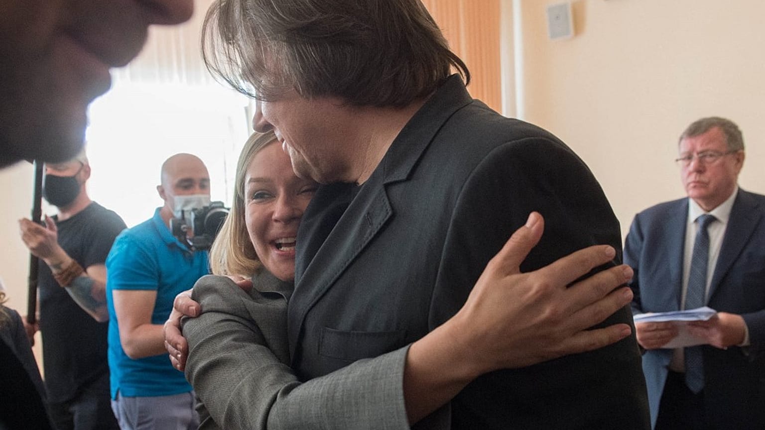 Yulia Peresild basın toplantısında medya yöneticisine sarıldı