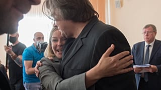 Yulia Peresild basın toplantısında medya yöneticisine sarıldı