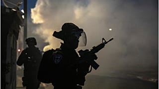 رجل يطلق النار على مجموعة من اليهود في اللد (شهود والشرطة)