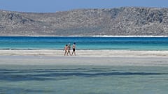 Des touristes profitent de la beauté des paysages en Crète, ce jeudi 13 mai