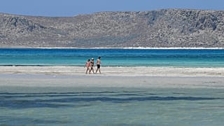 Des touristes profitent de la beauté des paysages en Crète, ce jeudi 13 mai