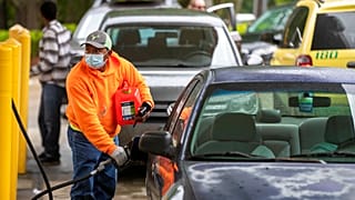 Un automovilista rellena su depósito en Raleigh, Carolina del Norte