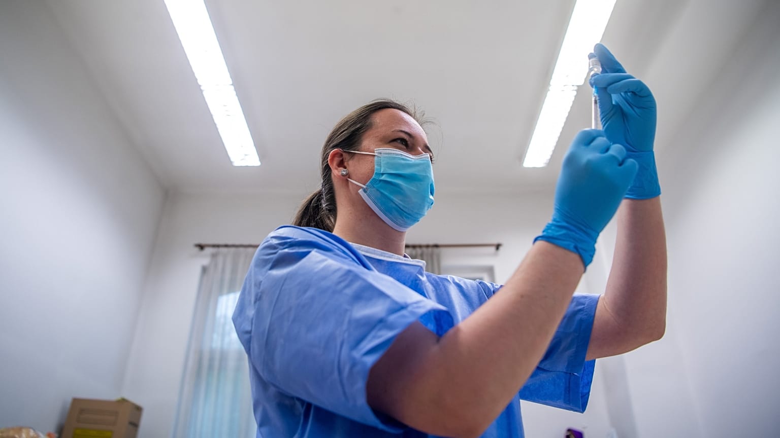 Pfizer-oltás előtt Budapesten, a Országos Korányi Pulmonológiai Intézetben 