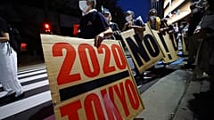 معارضون لأولمبياد طوكيو 2020  يسيرون حول استاد طوكيو الوطني خلال مظاهرة مناهضة للأولمبياد - 9 آيار /  مايو 2021