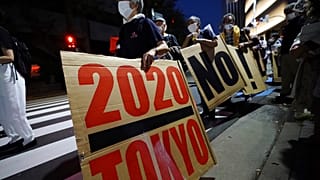 معارضون لأولمبياد طوكيو 2020  يسيرون حول استاد طوكيو الوطني خلال مظاهرة مناهضة للأولمبياد - 9 آيار /  مايو 2021