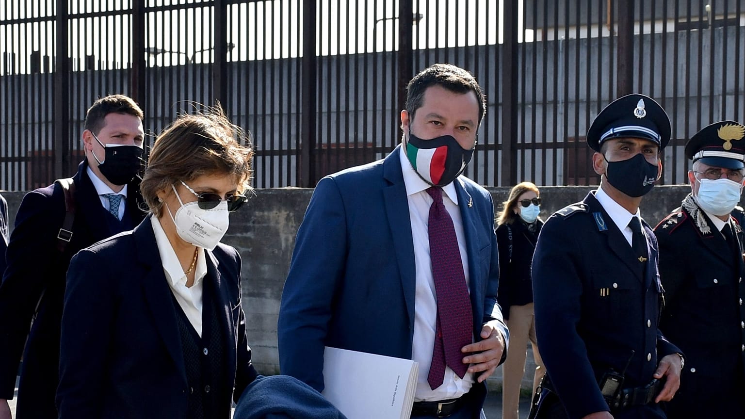 Matteo Salvini megérkezik az ellene folyó előzetes bírósági eljárás áprilisi ülésére