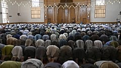   صلاة  عيد الفطر بمناسبة انتهاء شهر رمضان المبارك خلال وقف إطلاق النار لمدة ثلاثة أيام التي وافق عليها طالبان، مسجد عبد الرحمن في كابول 13 آيار/ مايو 2021.