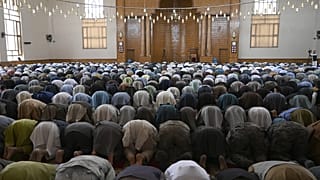   صلاة  عيد الفطر بمناسبة انتهاء شهر رمضان المبارك خلال وقف إطلاق النار لمدة ثلاثة أيام التي وافق عليها طالبان، مسجد عبد الرحمن في كابول 13 آيار/ مايو 2021.
