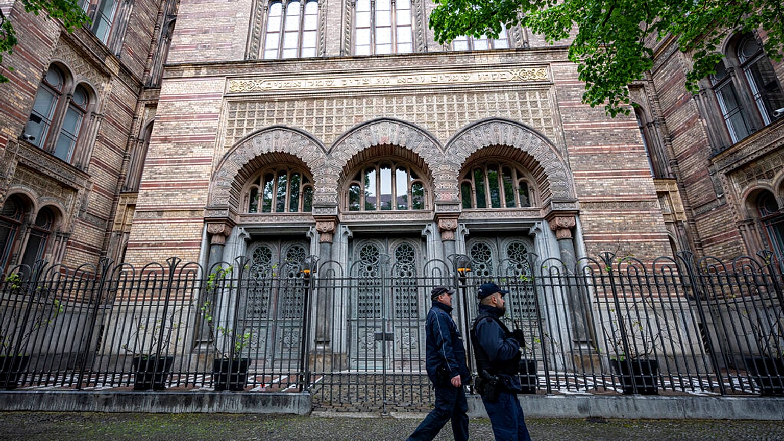 Polizeistreife an diesem Freitag vor der Neuen Synagoge Berlin