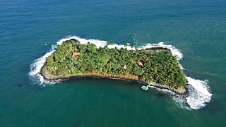 Neben riesigem Landbesitz gibt es eine Villa mit drei Schlafzimmern zu erwerben