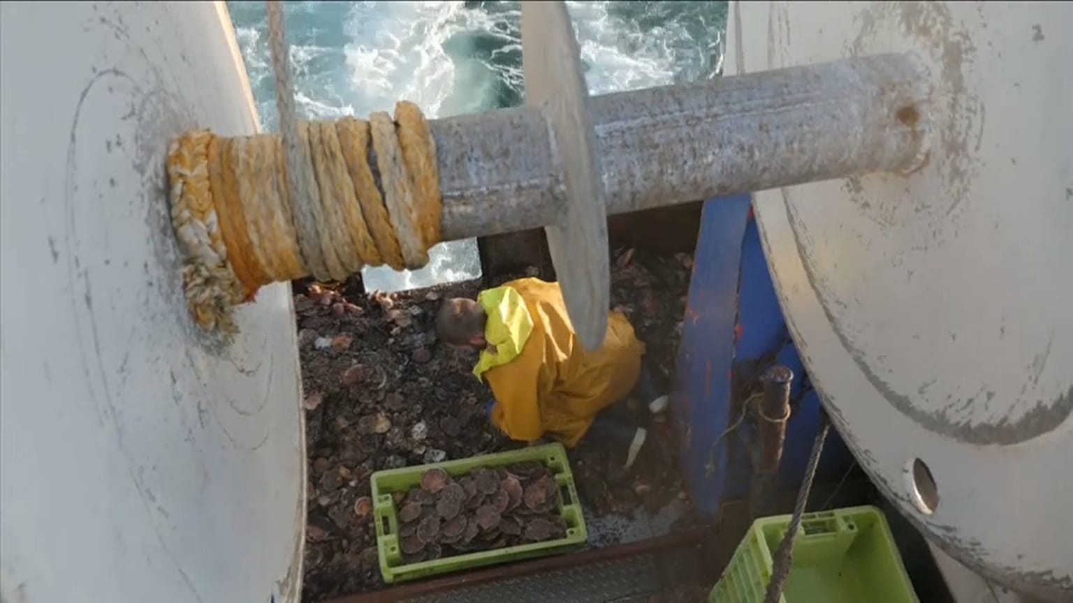 Un pêcheur du navire Le Cap Lihou, le 10 mai 2021.