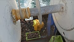 Un pêcheur du navire Le Cap Lihou, le 10 mai 2021.