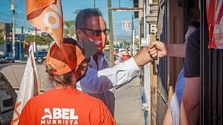 El candidato del partido Movimiento Ciudadano a la alcaldía de Cajeme, Abel Murrieta, recibió al menos 10 tiros por un grupo de hombres.