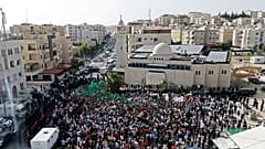 آلاف الأردنيين يتظاهرون أمام السفارة الإسرائيلية في عمّان تضامناً مع الفلسطينيين في القدس والضفة الغربية وقطاع غزة وتنديداً بالاحتلال 10 أيار/مايو 2021