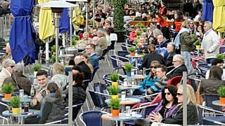 Almanya'nın Duesseldorf kentinde bir kafe (arşiv) 
