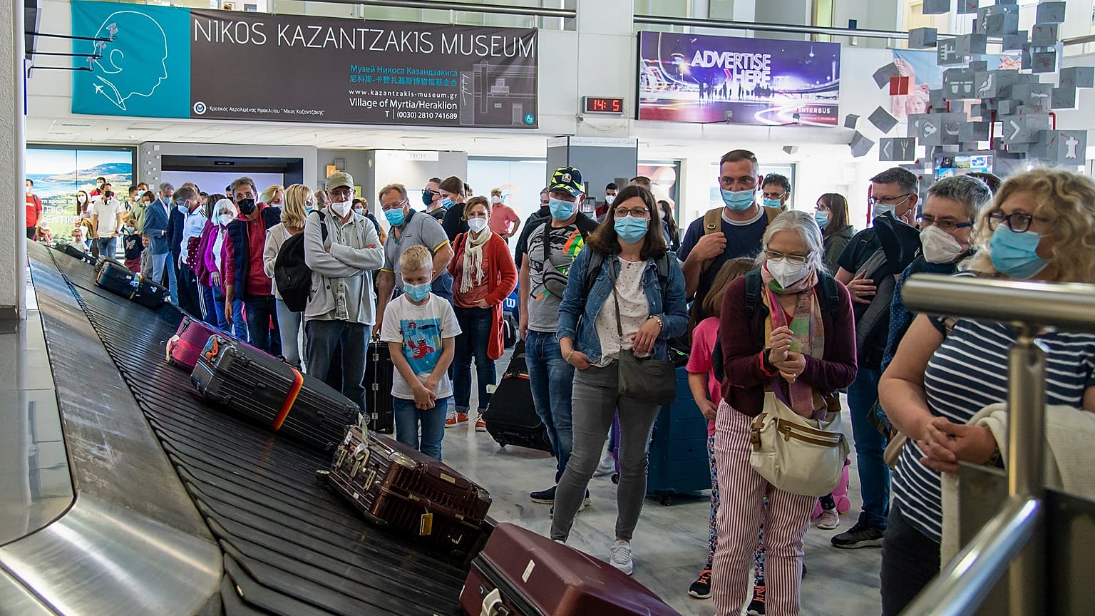 Urlaubsgäste warten auf dem Flughafen von Heraklion auf ihre Koffer