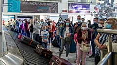 Urlaubsgäste warten auf dem Flughafen von Heraklion auf ihre Koffer