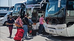 Reisende besteigen einen Bus