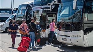 First foreign tourists arrive in Greece following reopening