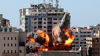 مبنى الجلاء حيث كانت مكاتب وسائل إعلام عالمية لحظة قصفه