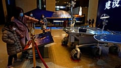 Una réplica del robot Zhurong expuesta en un museo de Pekín