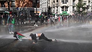 Paris'te izinsiz yapılan eyleme Fransız polisi sert müdahale etti