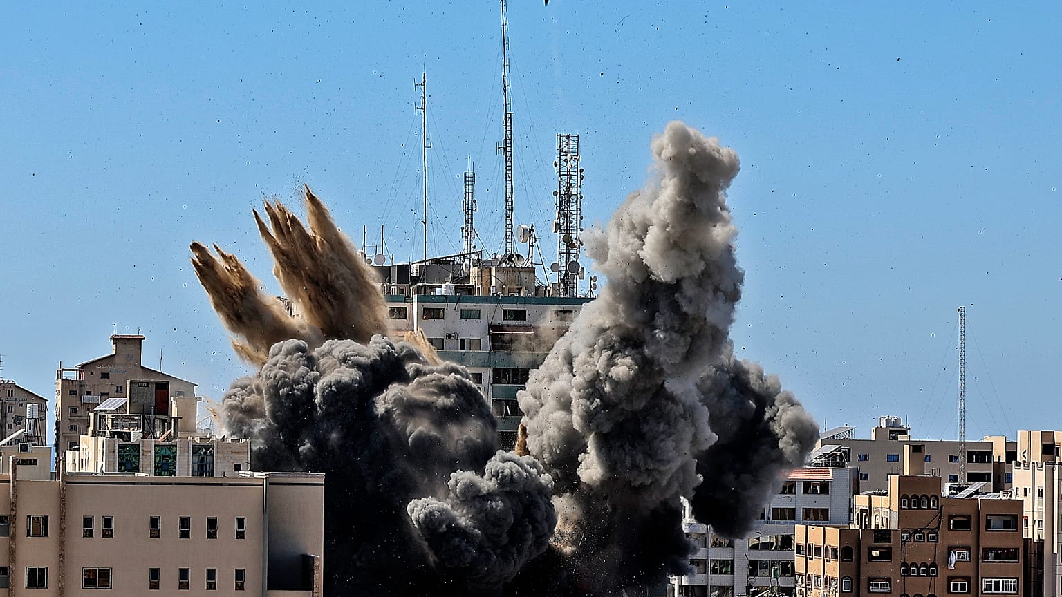 Une bombe israélienne détruit l'immeuble Al-Jala (à Gaza) qui abritait plusieurs médias, dont l'agence de presse AP, le 15/05/2021